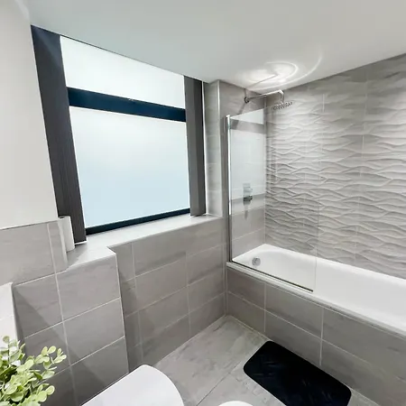 Old Trafford 3Br Penthouse! Free Street Parking & Long Stays Accepted! Manchester Exterior foto