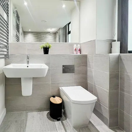 Old Trafford 3Br Penthouse! Free Street Parking & Long Stays Accepted! Manchester Exterior foto