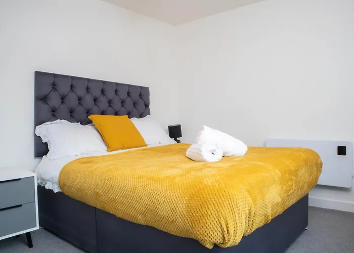 Old Trafford 3Br Penthouse! Free Street Parking & Long Stays Accepted!