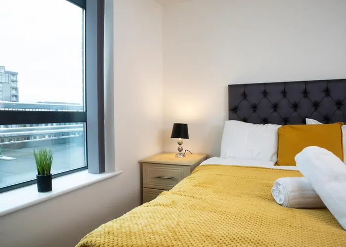 Old Trafford 3Br Penthouse! Free Street Parking & Long Stays Accepted!