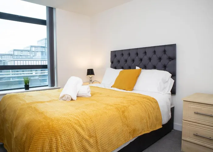 Old Trafford 3Br Penthouse! Free Street Parking & Long Stays Accepted!