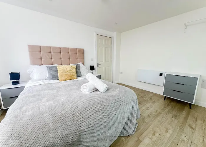 Old Trafford 3Br Penthouse! Free Street Parking & Long Stays Accepted!