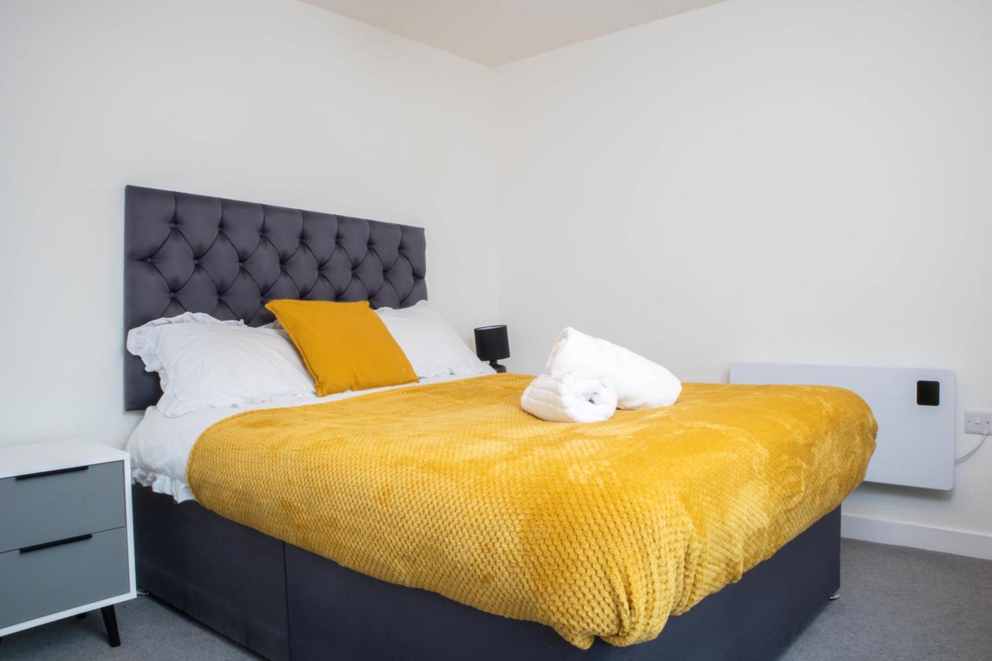 Old Trafford 3br Penthouse! Free Street Parking & Long Accepted! Apartment *