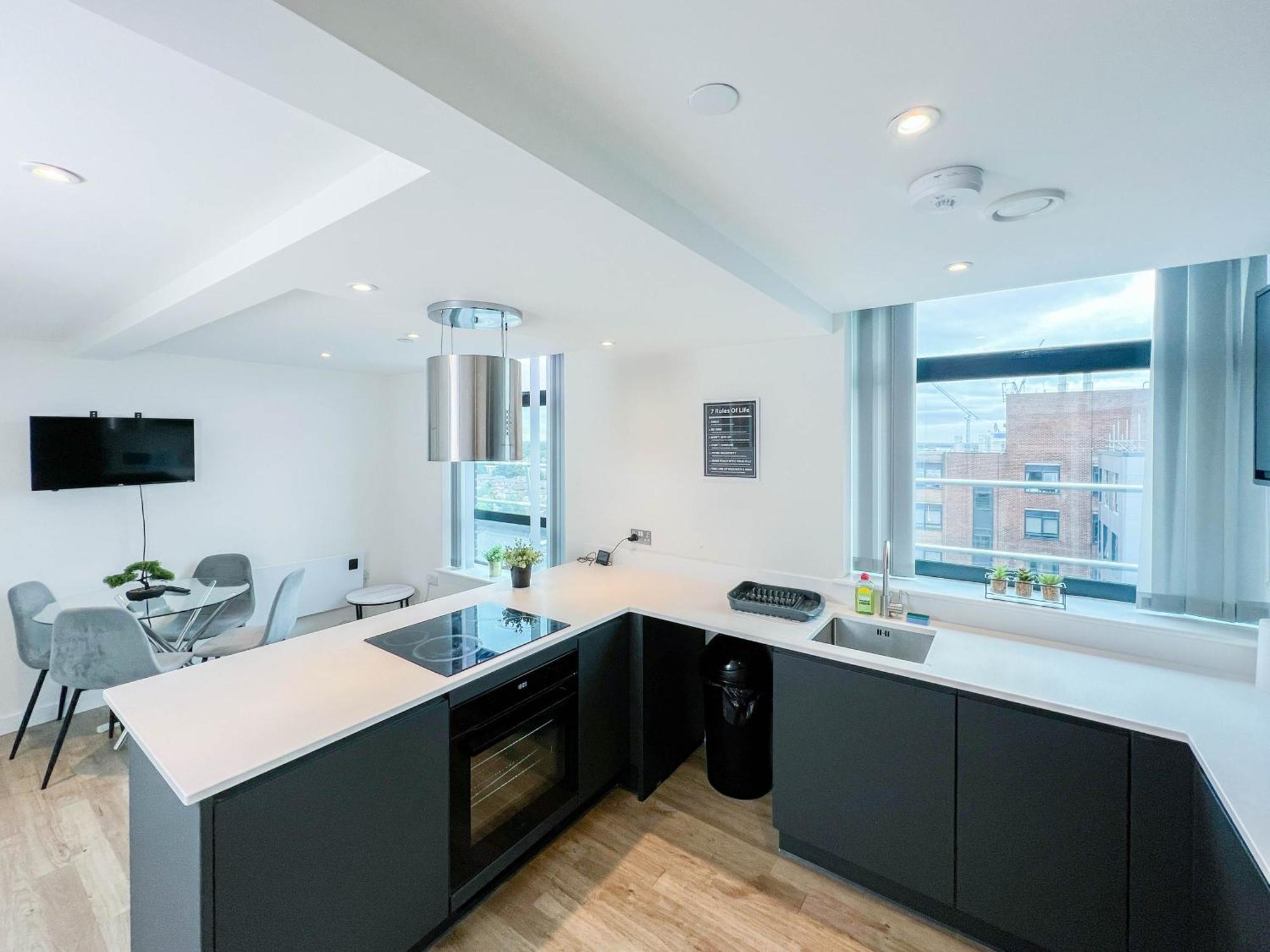 Old Trafford 3br Penthouse! Free Street Parking & Long Accepted!