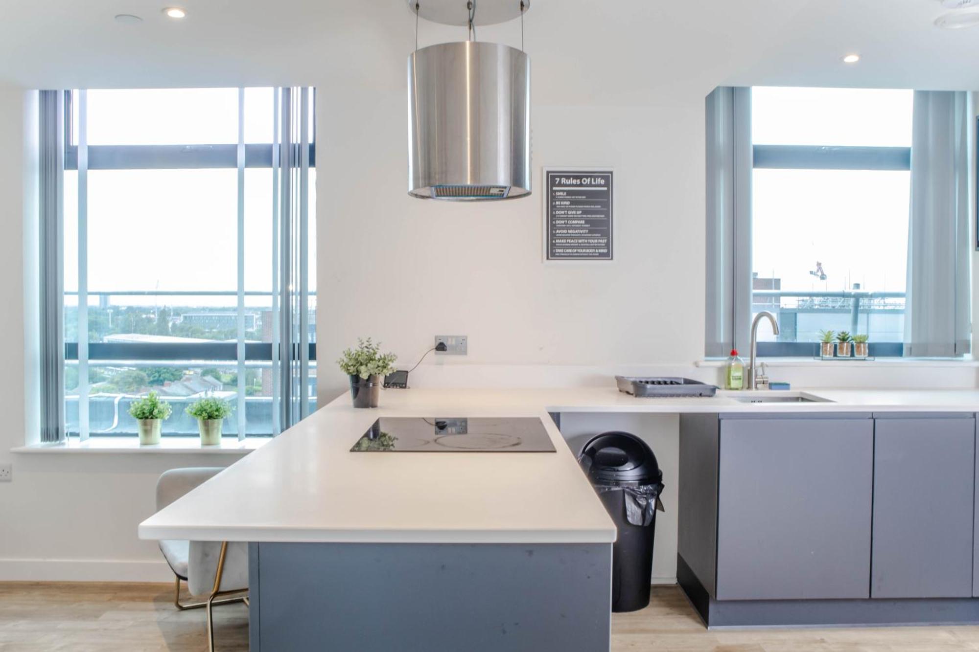 Apartment Old Trafford 3br Penthouse! Free Street Parking & Long Accepted! *