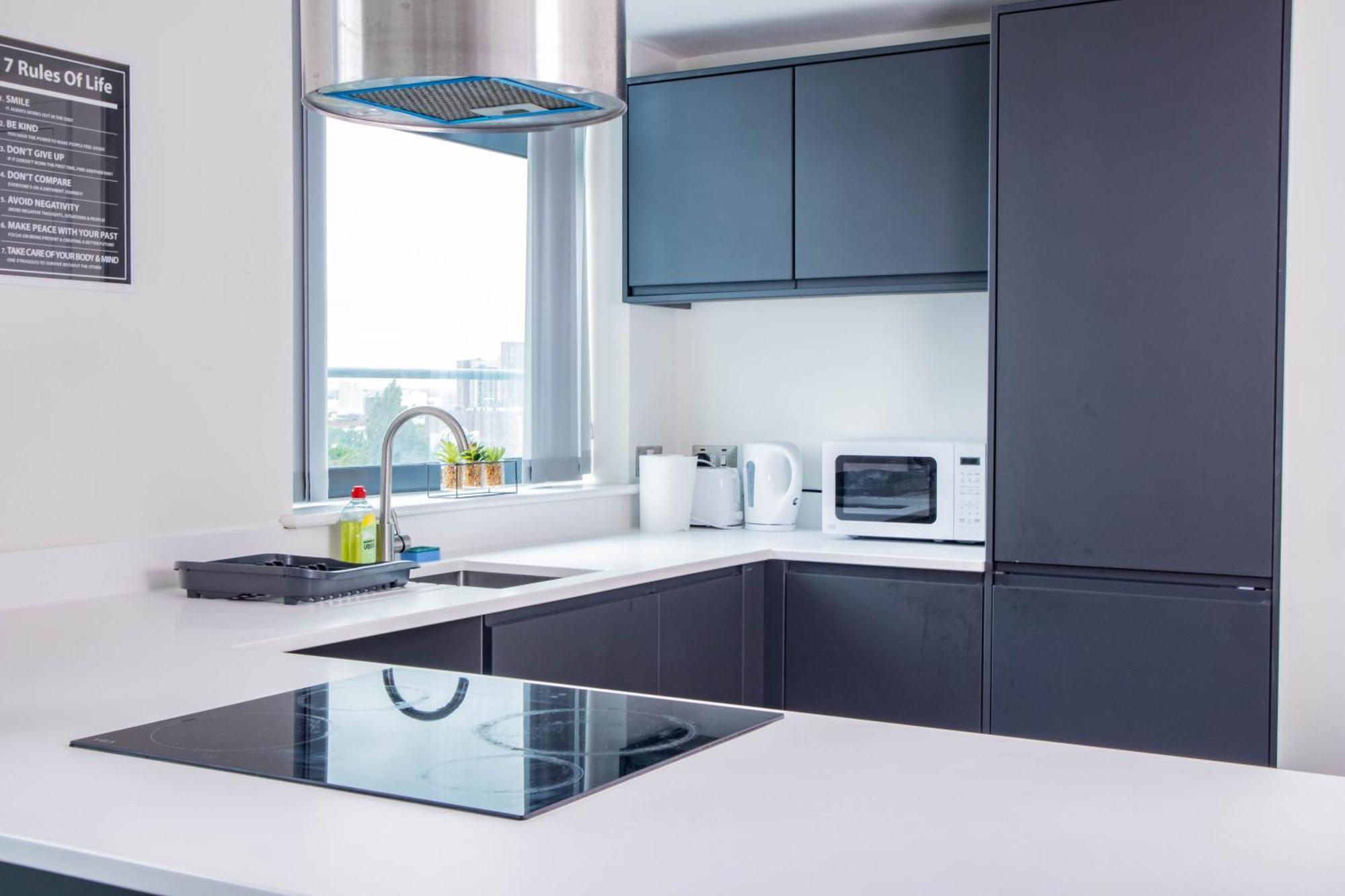 Old Trafford 3br Penthouse! Free Street Parking & Long Accepted! * Manchester