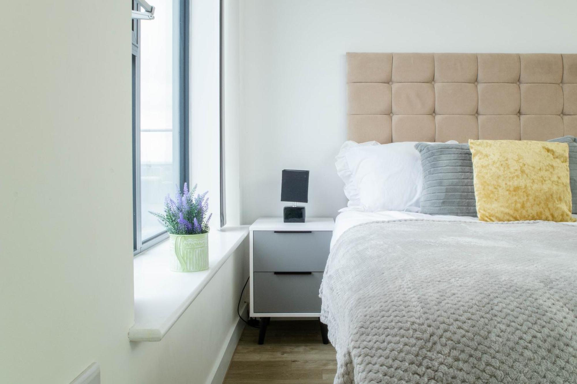 Old Trafford 3br Penthouse! Free Street Parking & Long Accepted!