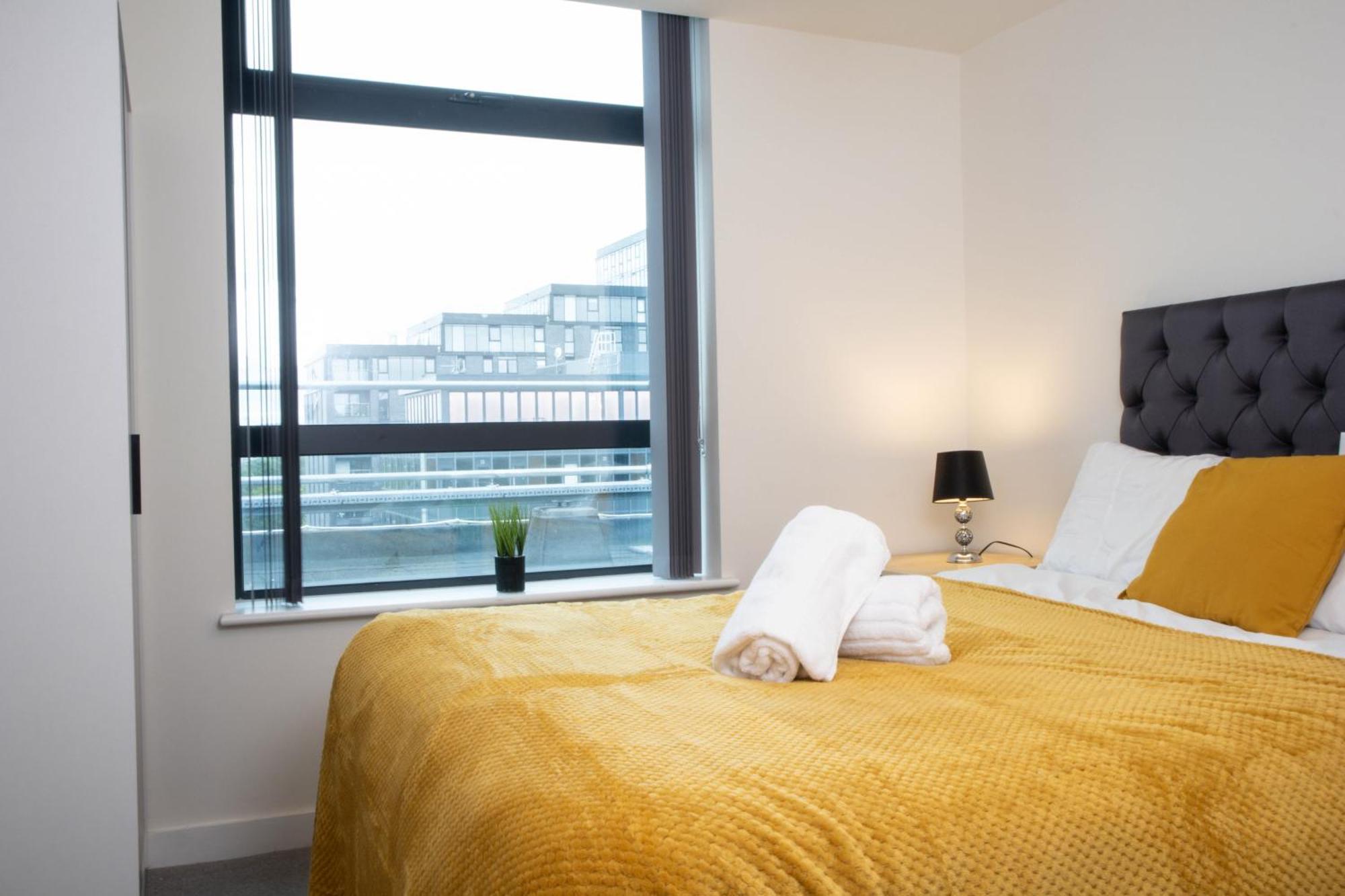 Old Trafford 3br Penthouse! Free Street Parking & Long Accepted! Apartment Manchester