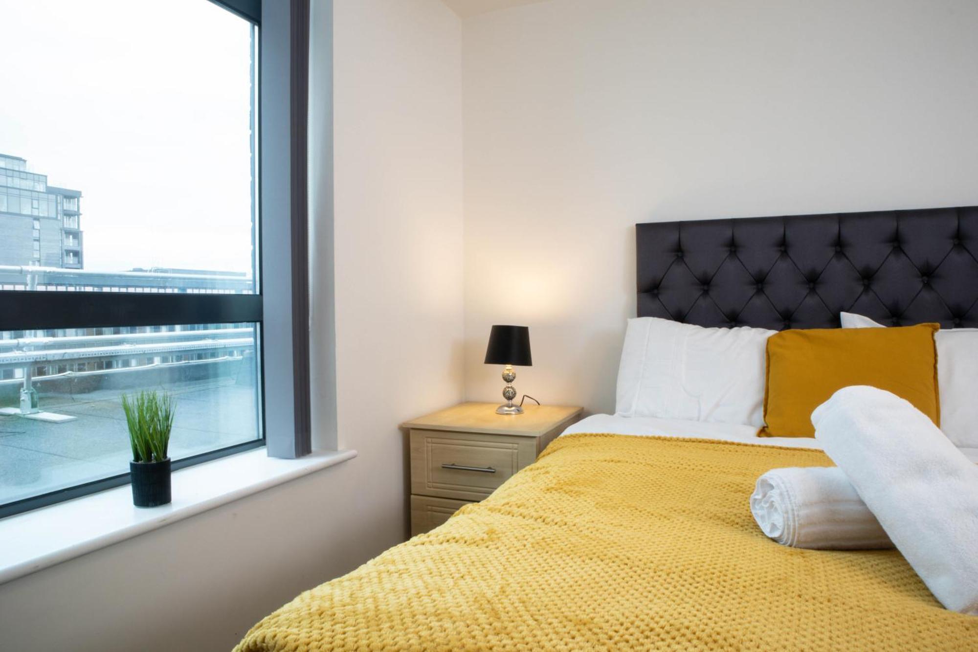 Old Trafford 3br Penthouse! Free Street Parking & Long Accepted! * Manchester