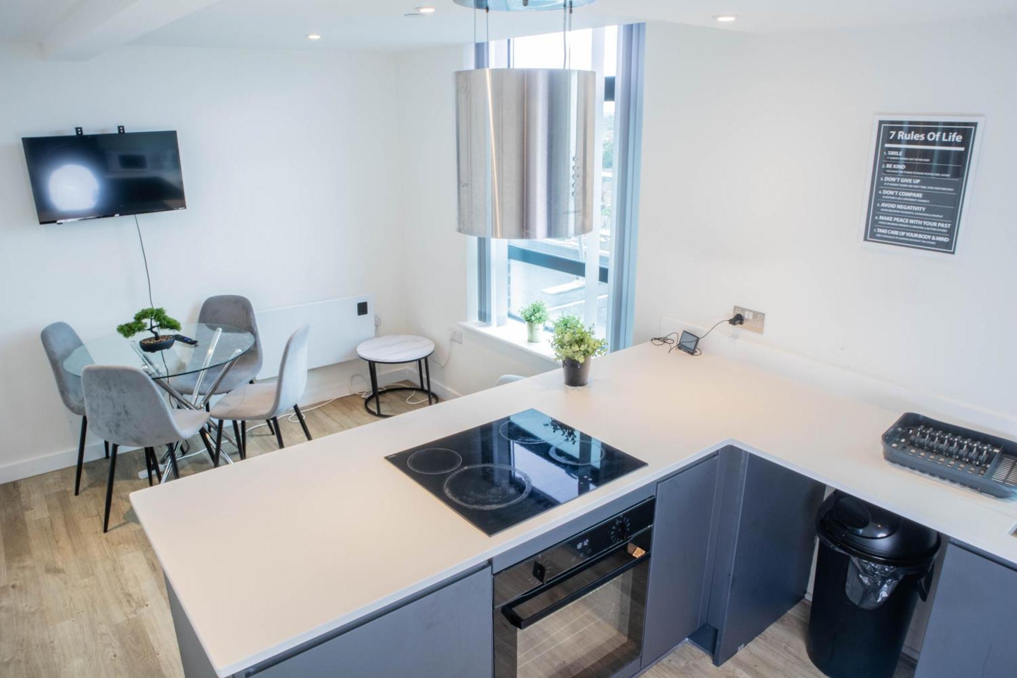 Old Trafford 3br Penthouse! Free Street Parking & Long Accepted! Manchester