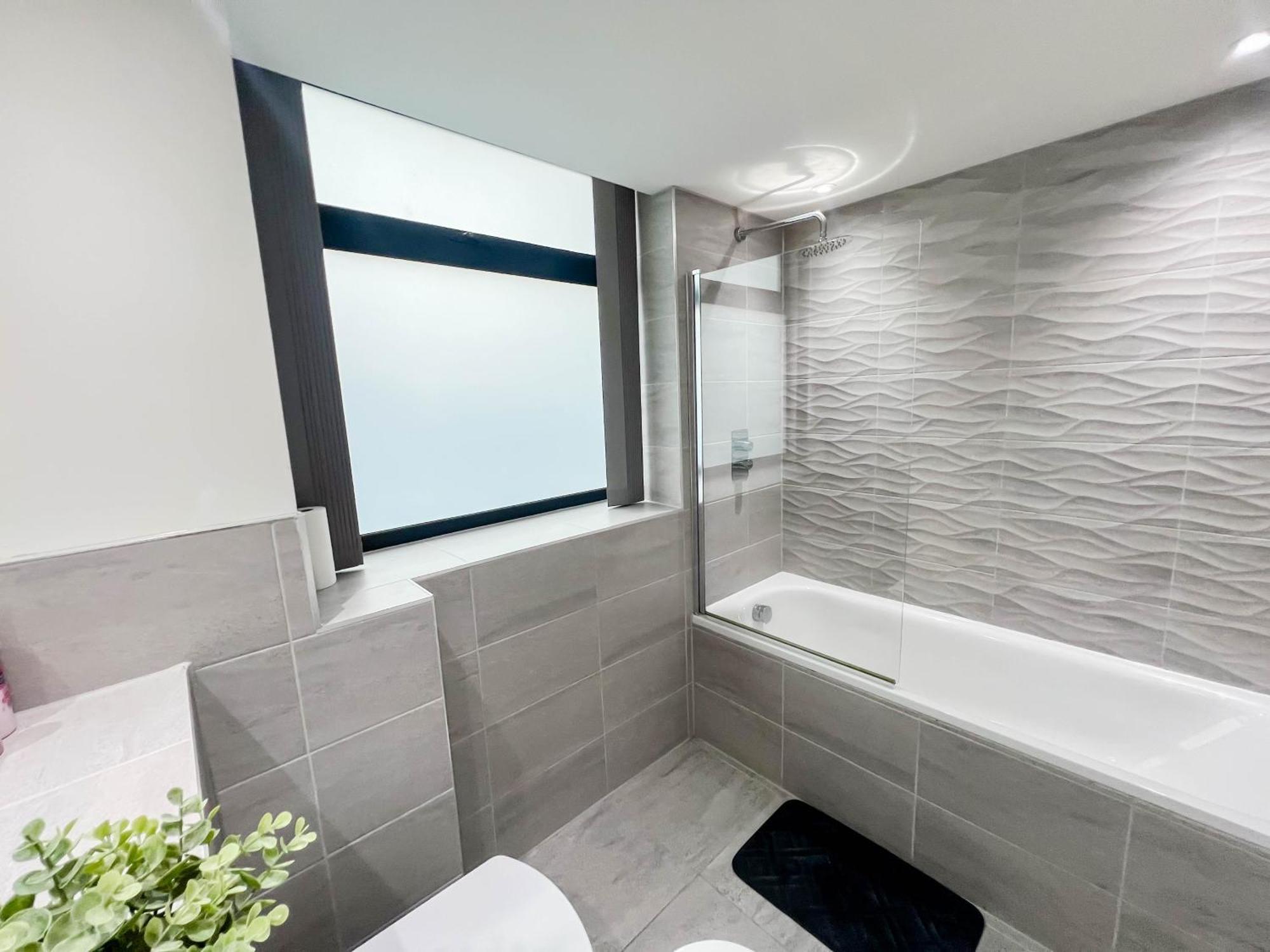 Old Trafford 3br Penthouse! Free Street Parking & Long Accepted! Apartment