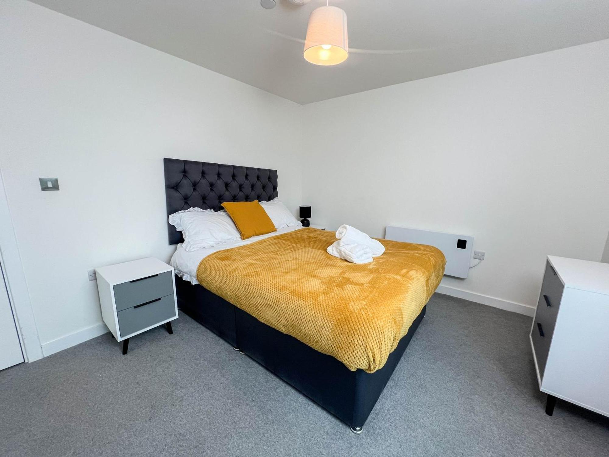 Old Trafford 3br Penthouse! Free Street Parking & Long Accepted! * Manchester