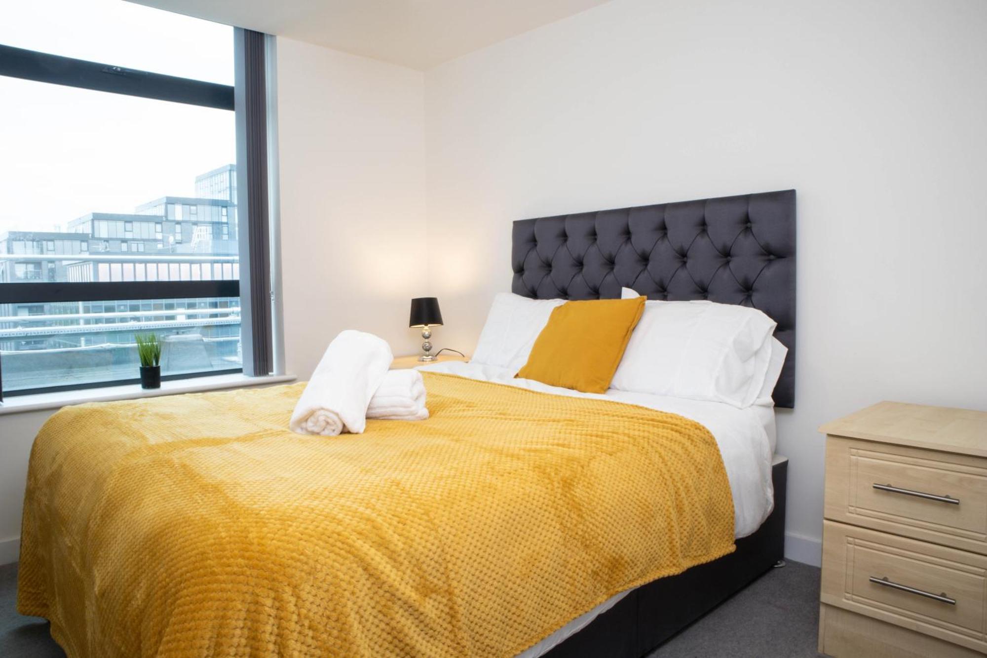 Old Trafford 3br Penthouse! Free Street Parking & Long Accepted!