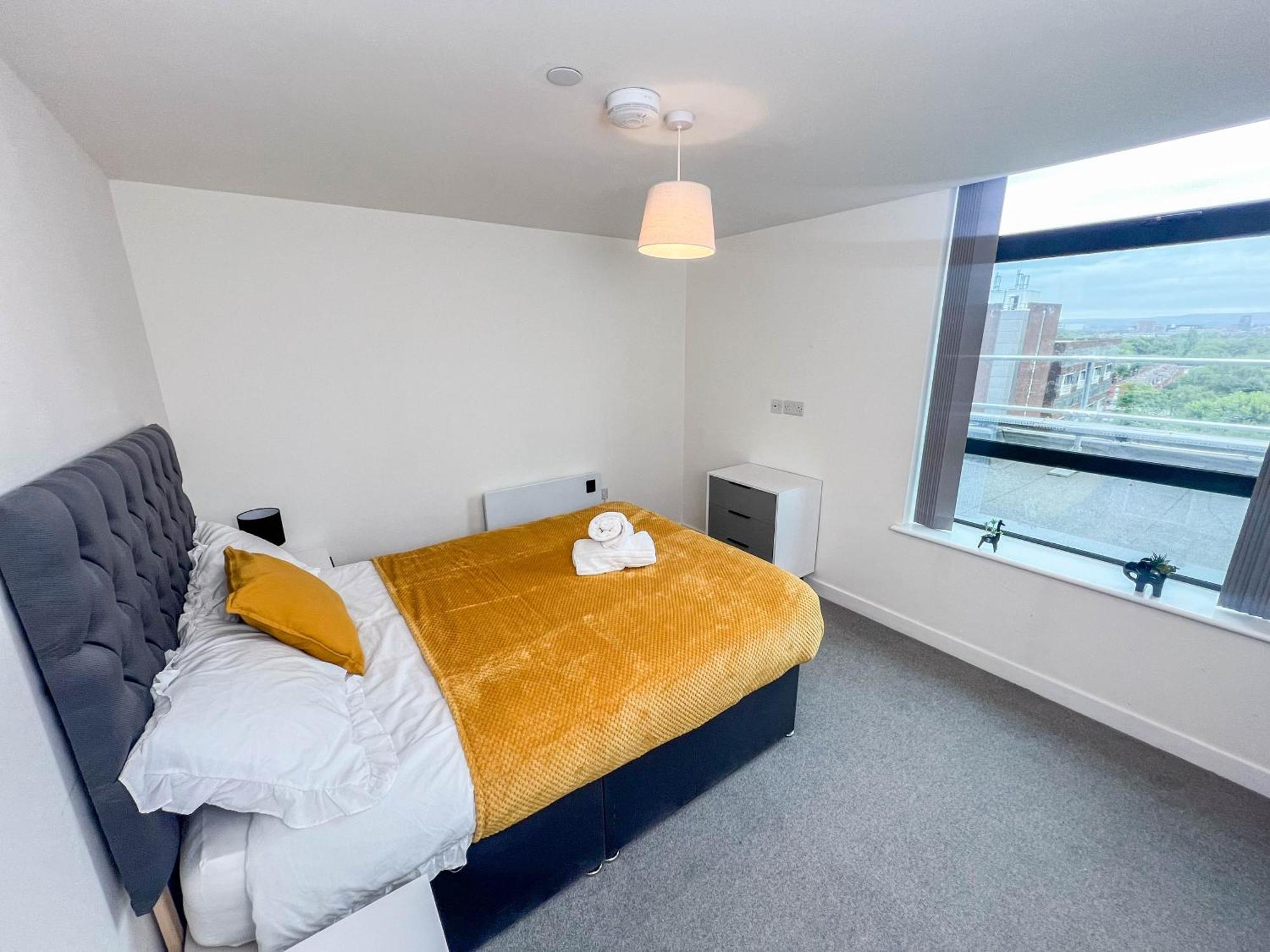 Old Trafford 3br Penthouse! Free Street Parking & Long Accepted! Apartment