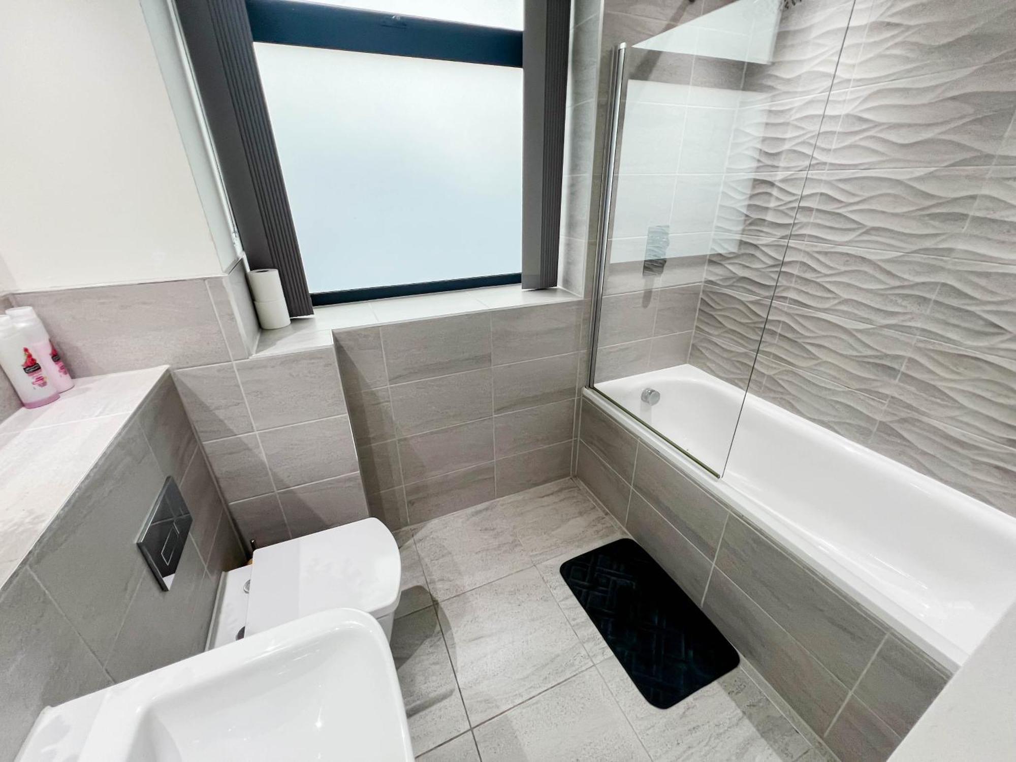 Old Trafford 3br Penthouse! Free Street Parking & Long Accepted! * Manchester