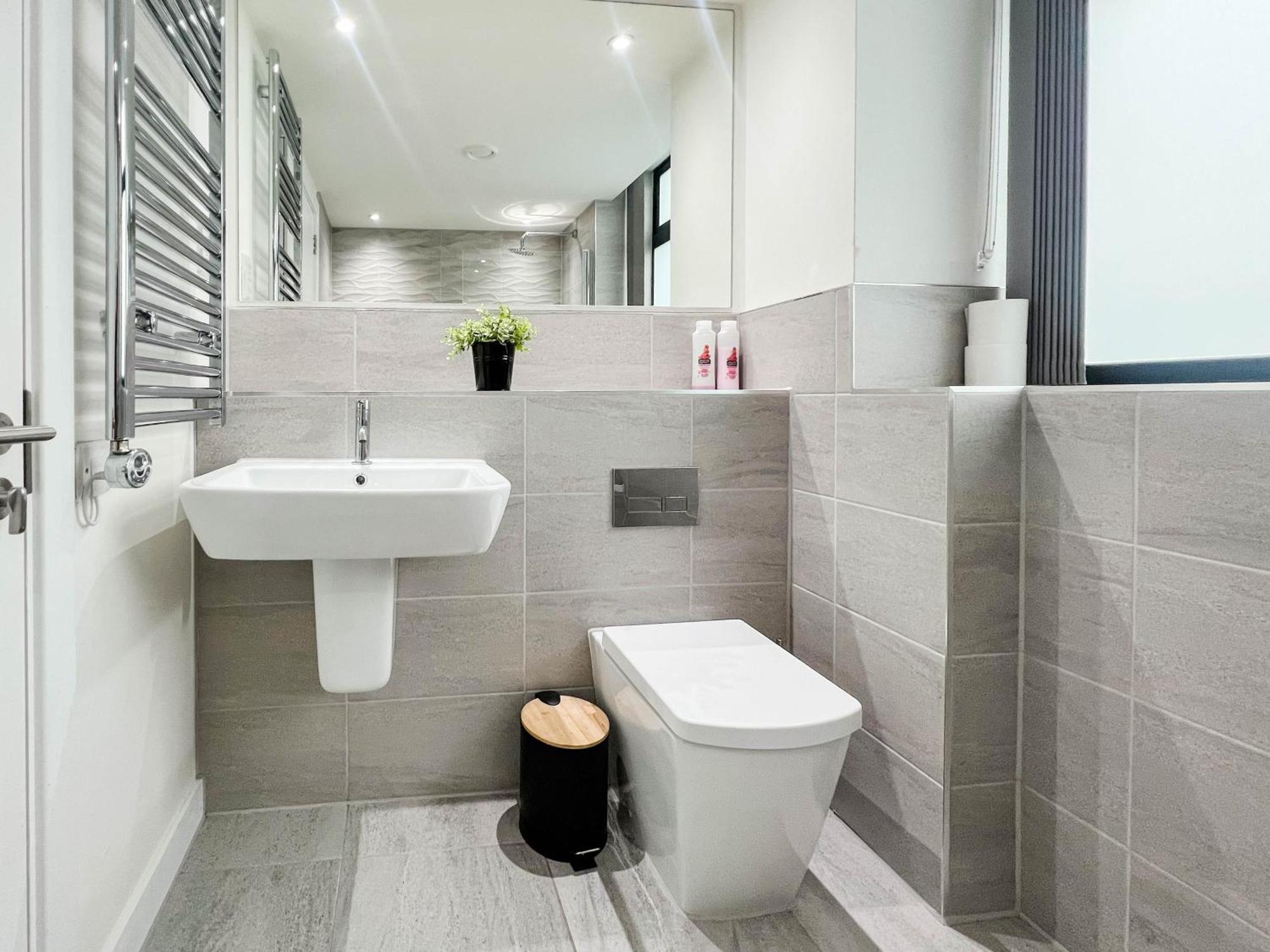 Old Trafford 3br Penthouse! Free Street Parking & Long Accepted! * Manchester