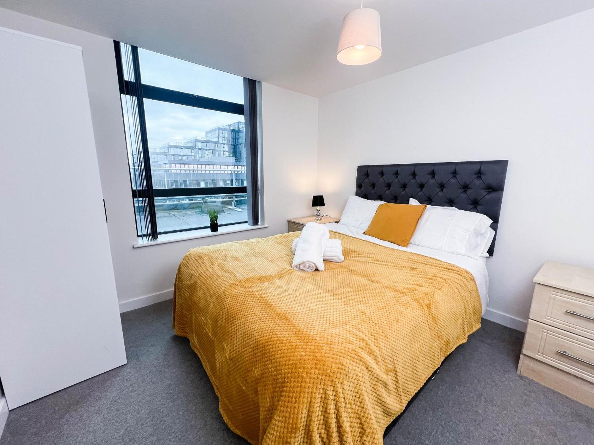 Apartment Old Trafford 3br Penthouse! Free Street Parking & Long Accepted! *